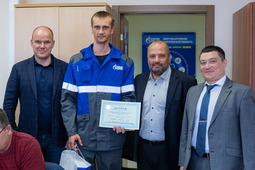 Победитель конкурса Борис Федоренко (второй слева) с членами жюри, руководителями УГРиЛМ