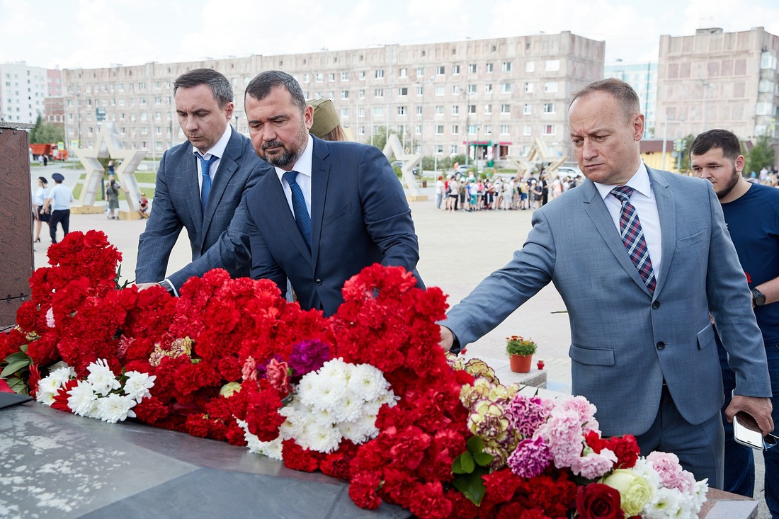 Возложение цветов на площади Памяти в Новом Уренгое