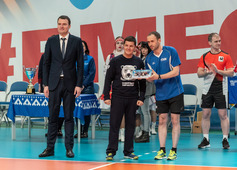 Дмитрий Артюхов вручает награду представителю команды «Газпром добыча Ямбург»