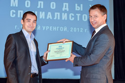 Олег Андреев вручает сертификат победителю конкурса