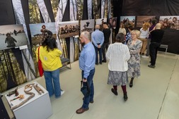 Посетители на открытии выставки Александра Романова в арт-галерее Новоуренгойского музея