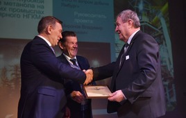 Анатолий Арабский (на фото справа) получает награду