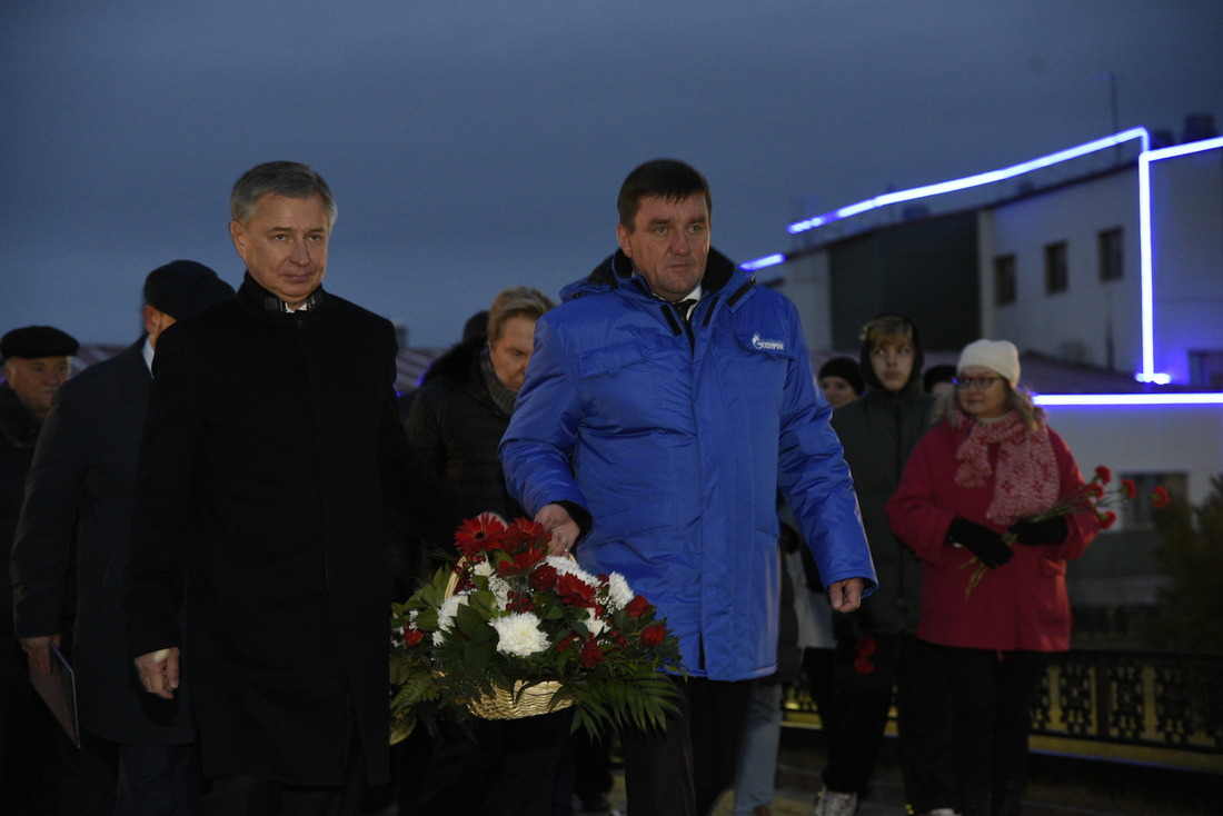 Олег Андреев, заместитель начальника Департамента ПАО «Газпром», и Олег Арно, генеральный директор ООО «Газпром добыча Ямбург» (справа), на церемонии возложения цветов памятнику первопроходцам Ямбурга