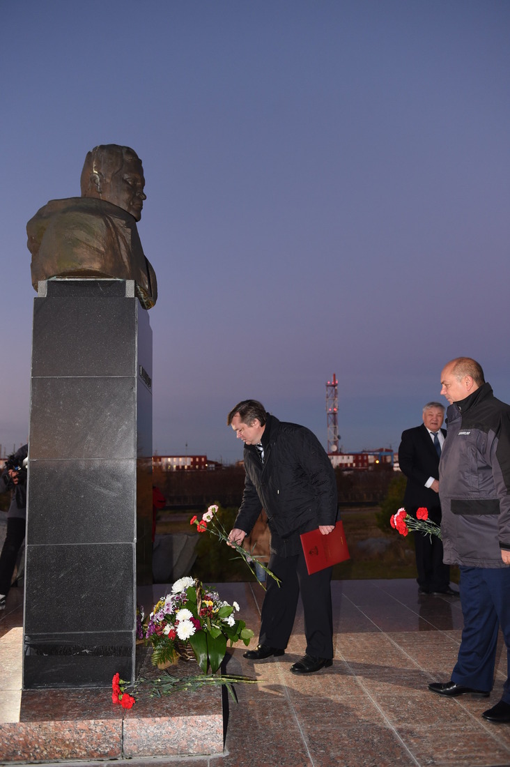 Возложение цветов к мемориалу памяти первопроходцам