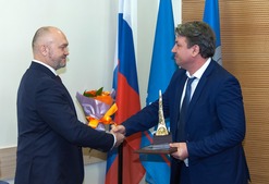 Андрей Муся поздравляет с победой Эдуарда Кондратьева