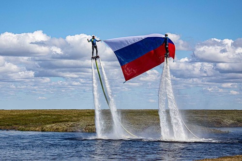 Самый большой флаг России, поднятый спортсменами за полярным кругом над водоемом поселка Ямбурга