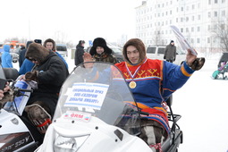Победитель соревнований по метанию тынзяна на хорей Дмитрий Окотэтто. Именно ему достался снегоход от ООО "Газпром добыча Ямбург"