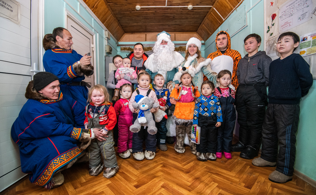 Фото на память с новогодними персонажами