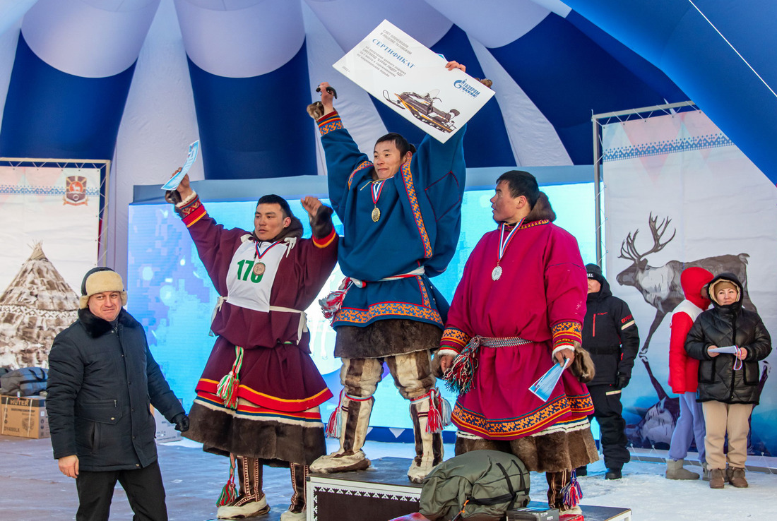 Владимир Ильич вручил сертификат на новый снегоход победителю соревнований по национальной борьбе