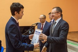 Диплом победителю рейтинга Эльнару Садрееву вручает заместитель генерального директора по управлению персоналом Валентин Крамар