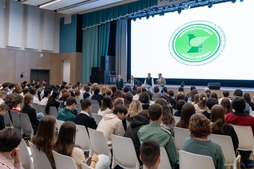 Представители ООО «Газпром добыча Ямбург» и Детской экологической станции рассказывают школьникам о проекте «Птицы Арктики»