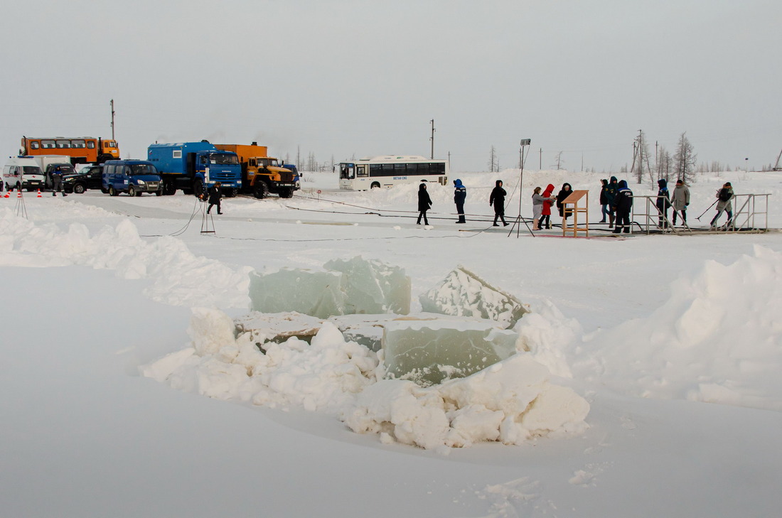 Толщину льда можно определить по глыбам на расчищенной площадке