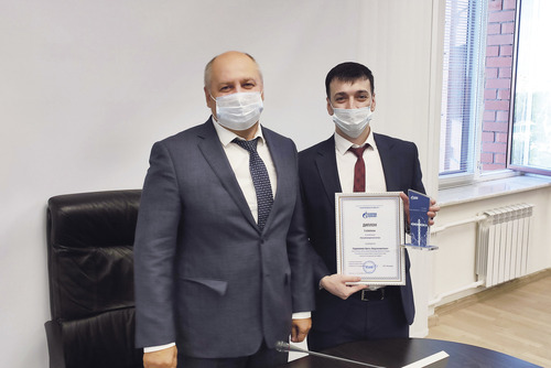 Виктор Моисеев вручил награду лучшему рационализатору 2020 года — Арсену Гаджиалиеву