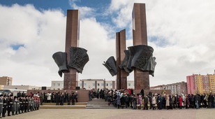 У монумента «Лента Славы» на площади Памяти