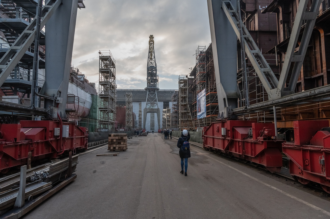 Строительство одного из блоков платформы ведется на заводе Янтарь в г. Калининграде