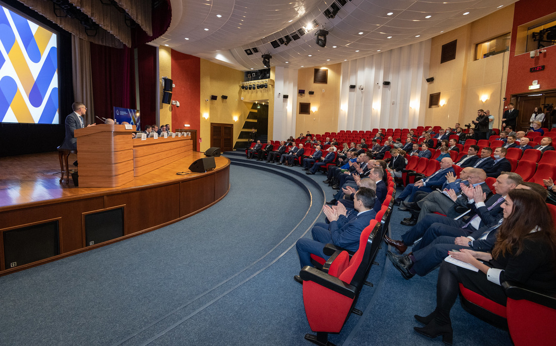 Пленарное заседание Ямальского нефтегазового форума