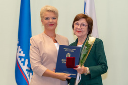 Председатель Городской Думы 7 созыва Полина Шумова вручила награду Елене Полеводовой (справа)