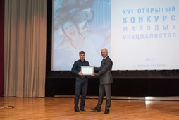 Дмитрий Михайлов, заместитель генерального директора по ремонту и капитальному строительству ООО «Газпром добыча Ямбург» вручает сертификаты