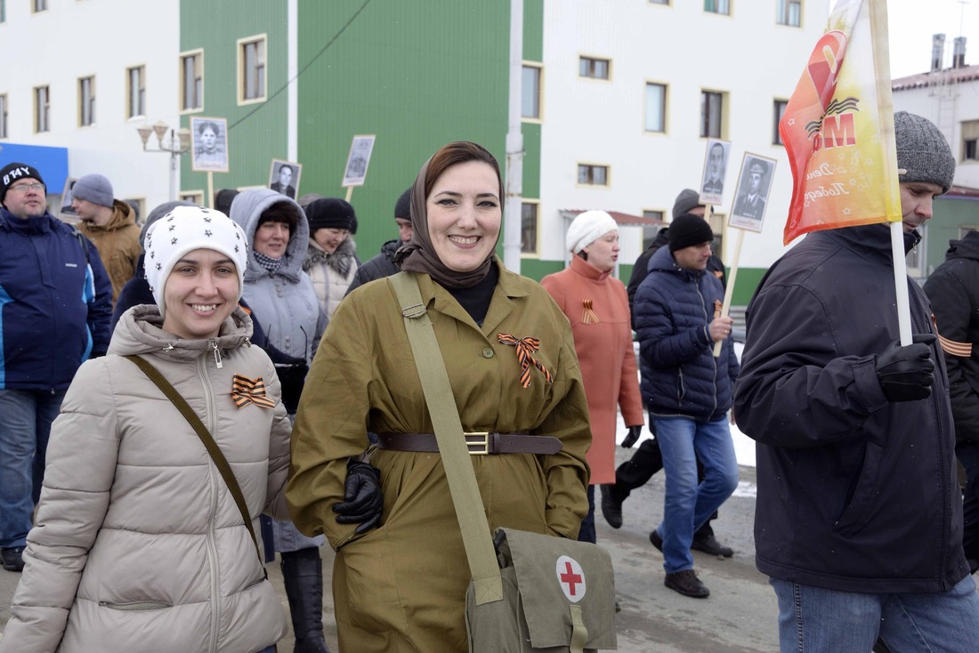 Работники Ямбургского нефтегазоконденсатного месторождения на параде в поселке