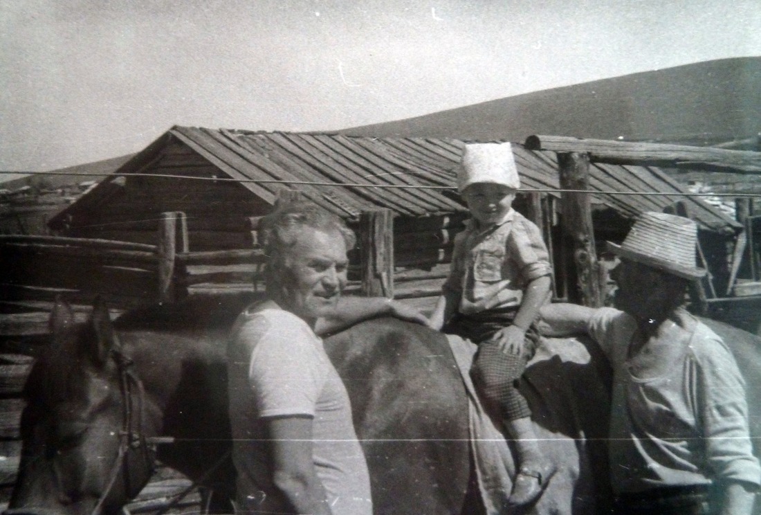 Максим Безъязыков (в центре) с дедом и прадедом