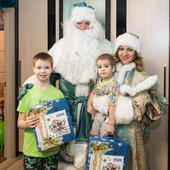 Дед Мороз и Снегурочка с Сашей и Федей Телешковыми