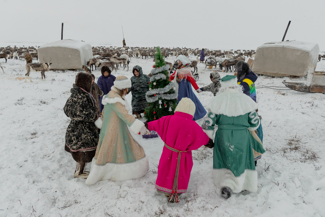Маленькие жители тундры участвовали в играх, водили хороводы и фотографировались с Дедом Морозом и Снегурочкой
