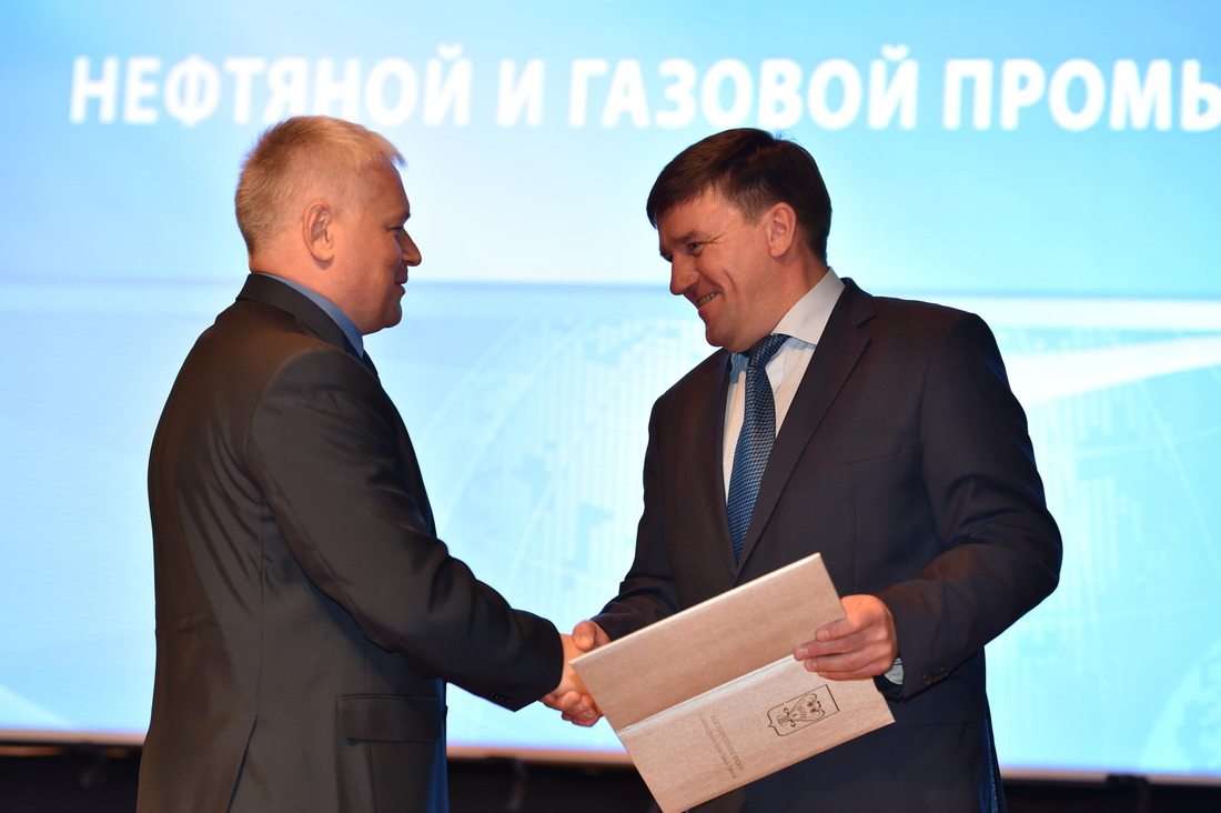Генеральный директор ООО «Газпром добыча Ямбург»  вручает награду Максиму Чистякову, начальнику Службы по спортивно-оздоровительной работе