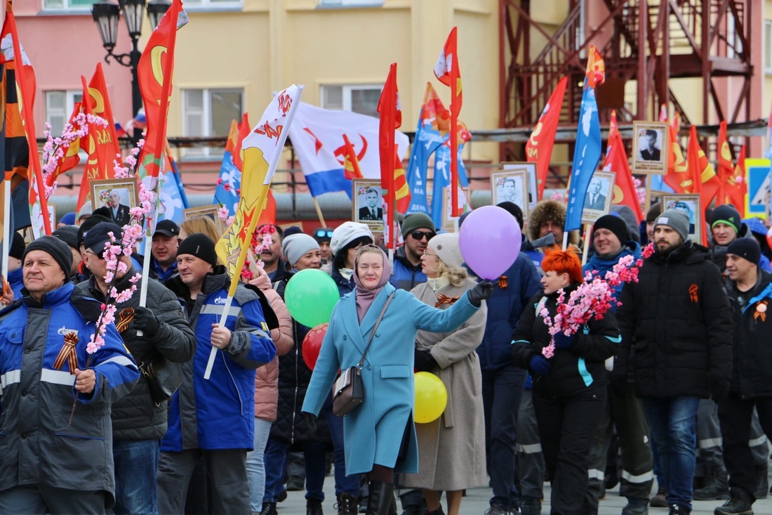 Торжественное шествие в поселке Новозаполярном