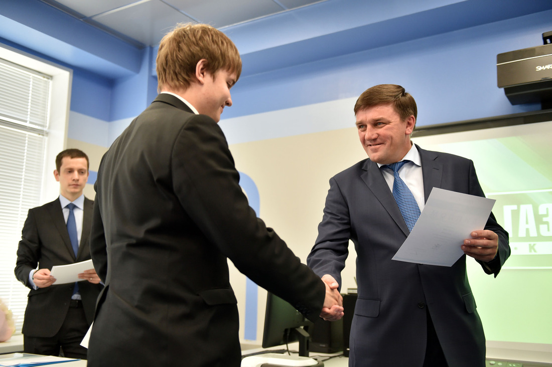 Генеральный директор ООО «Газпром добыча Ямбург» Олег Арно вручает дипломы выпускникам «Газпром-класса»