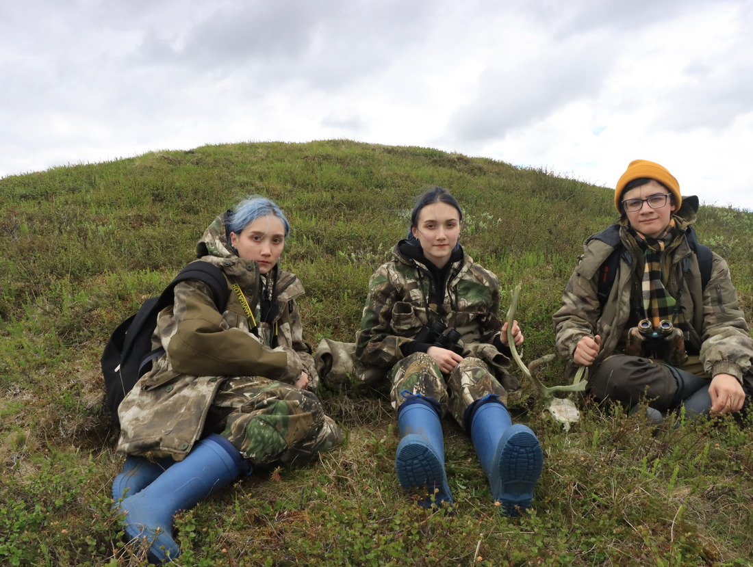 Юные орнитологи отдыхают после пешего учета на севере Ямбургского месторождения