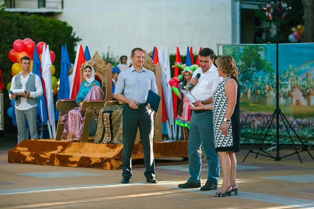 Генеральный директор ООО "Газпром добыча Ямбург" Олег Арно поздравил детский лагерь "Сигнал" с юбилеем