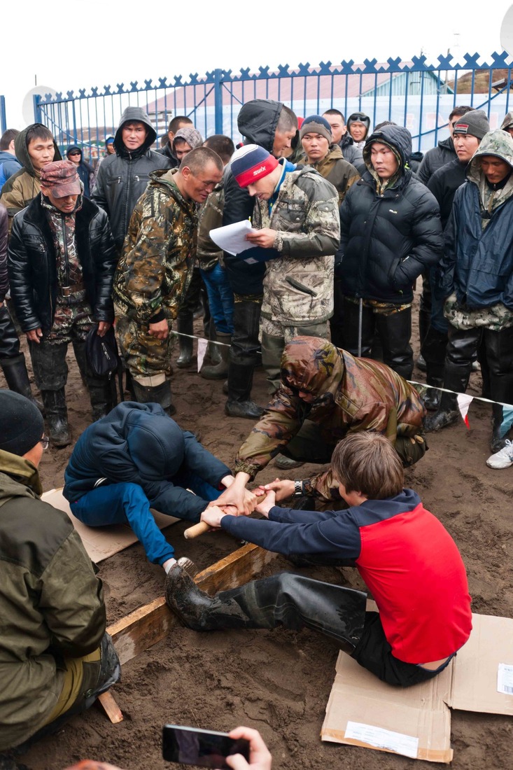 Соревнования по перетягиванию палки