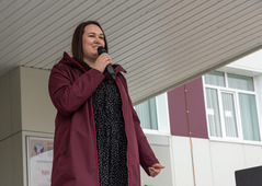 Анастасия Павлова выступает на торжественной линейке