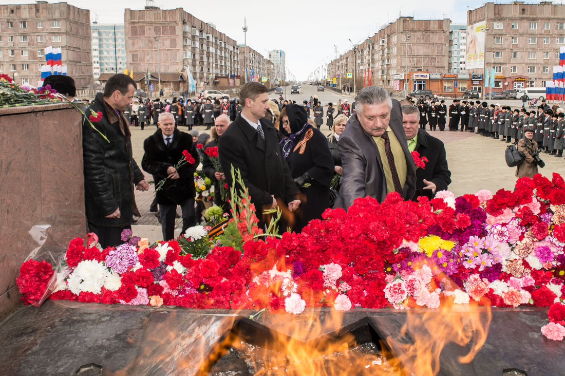 Работники газодобывающего предприятия вместе с представителями городской общественности возложили цветы к Вечному огню