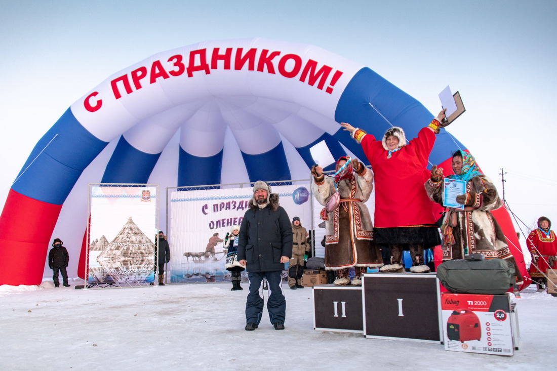 Альберт Мурзагалин вручил ключи от снегохода победительнице соревнований в  гонках на оленьих упряжках