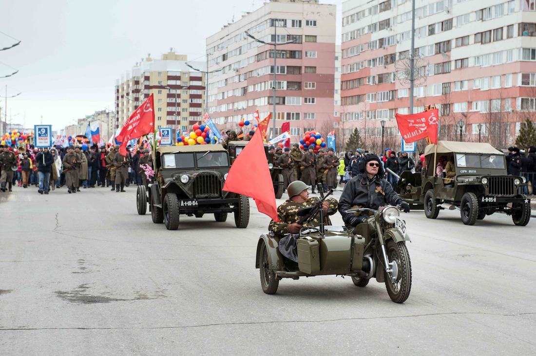 Коллектив предприятия в праздничной колонне на Ленинградском проспекте Нового Уренгоя