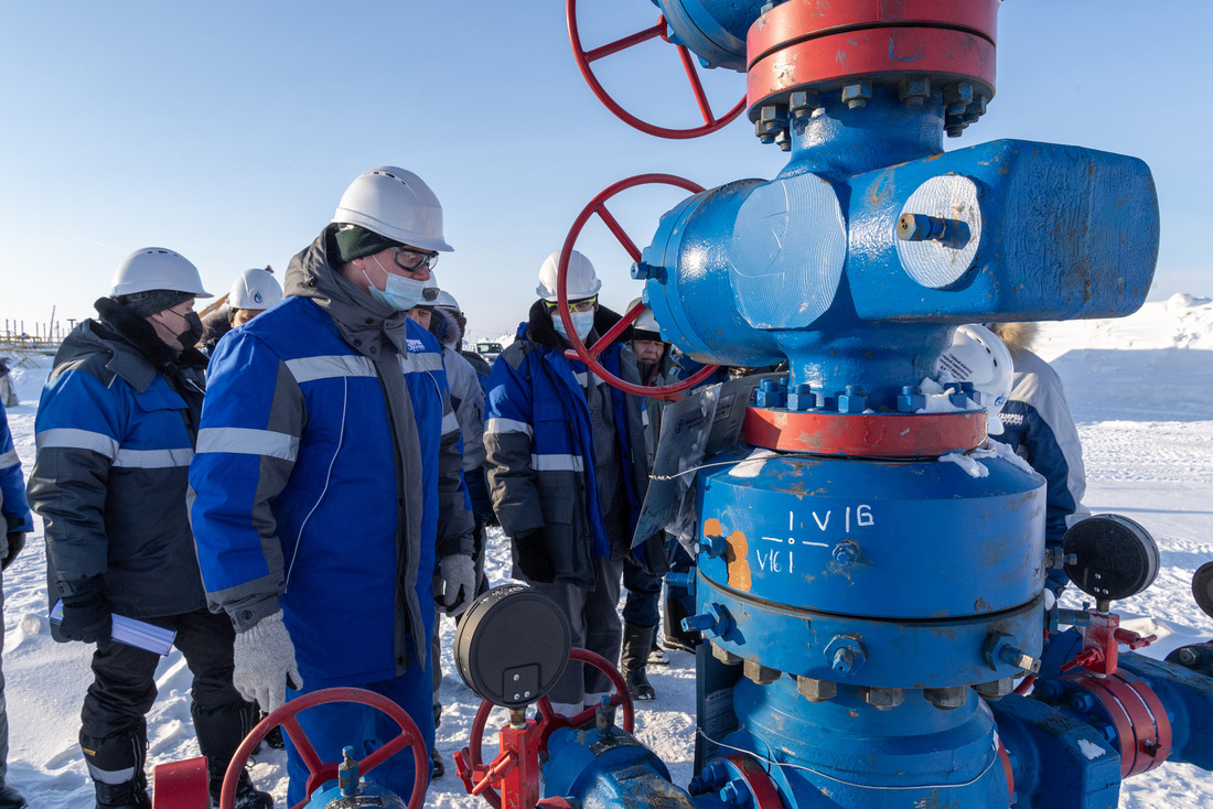Генеральный директор ООО «Газпром добыча Ямбург» Андрей Касьяненко осматривает оборудование