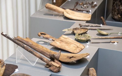 Экспозицию составили более 300 подлинных археологических предметов XVII века