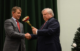 Иван Костогриз (справа) вручает награду Олегу Николаеву