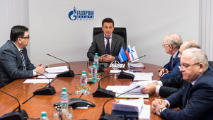 Ведет совещание первый заместитель-главный иженер ООО Газпром добыча Ямбург Олег Николаев